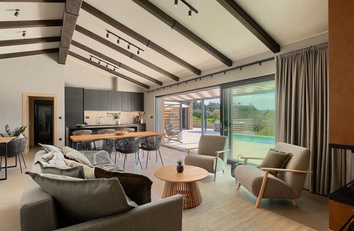 Hum House | Luxurious home in Hum with sauna