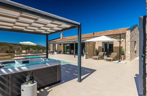 Hum House | Luxurious home in Hum with sauna