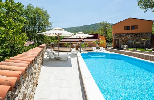 Vrlika House | Luxurious home in Maovice with sauna