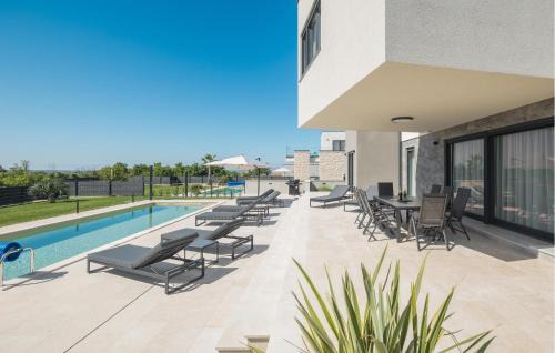 Frata House | Luxurious Home In Tar