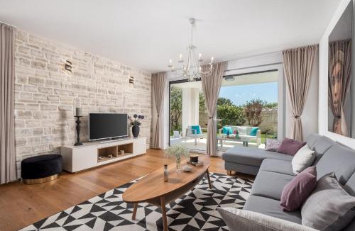 Susica Apartment | Luxury apartment Hyperion with private pool and garden