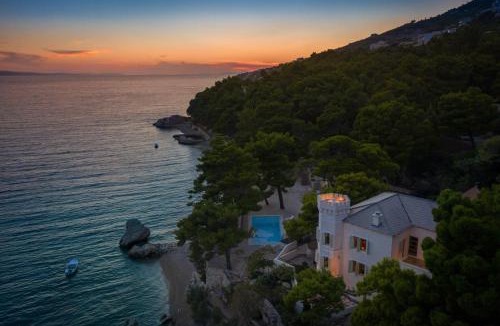 Ruskamen Villa | Luxury beachfront Villa Sea Palace with pool & spa near Omiš