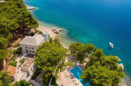 Ruskamen Villa | Luxury beachfront Villa Sea Palace with pool & spa near Omiš