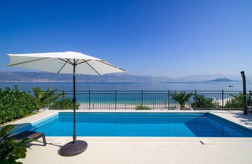 Slatine Villa | Luxury Beachfront Villa Ciovo Joy 2 with Pool, Gym