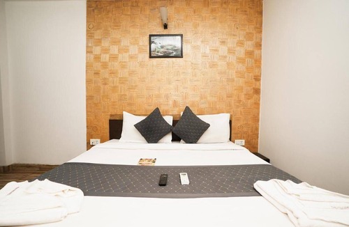 Mahipalpur Extension Hotel | Luxury bedroom hotel with Double Bed and single wonderful in Delhi Airport