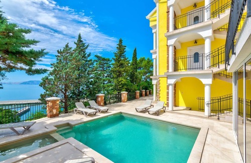Novi Vinodolski Apartment | Luxury flat directly by the sea with pool, sauna, gym