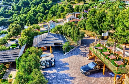 Jezera House | Luxury Glamp New Horizons III