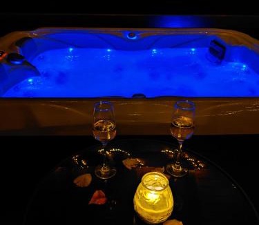 Velika Gorica Villa | Luxury Love Cottage Spa- privatni jacuzzi &sauna , mir i privatnost