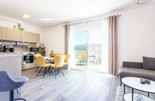 Mejasi House | Luxury modern penthouse w. jacuzzi & huge terrace