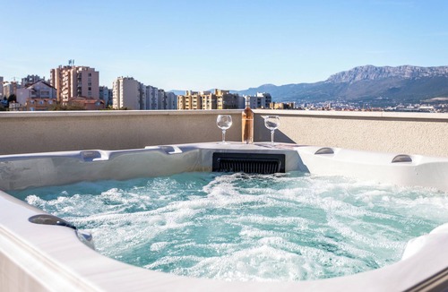 Mejasi House | Luxury modern penthouse w. jacuzzi & huge terrace