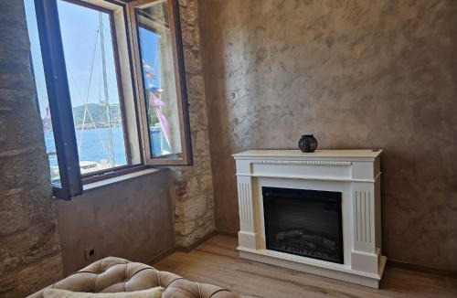Vis Apartment | Luxury Seafront Suite Fabri