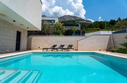 Omis Villa | Luxury, seafront Villa Petra with heated pool only 50m from beach