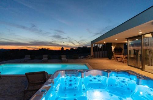 Rastevic Villa | Luxury Spa Villa w Heated Pool, Jacuzzi & Sauna