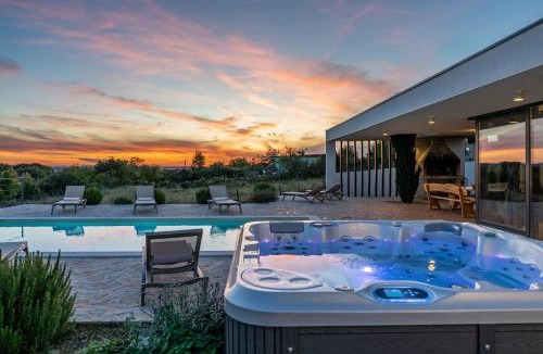 Rastevic Villa | Luxury Spa Villa w Heated Pool, Jacuzzi & Sauna