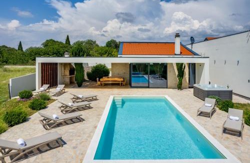 Rastevic Villa | Luxury Spa Villa w Heated Pool, Jacuzzi & Sauna
