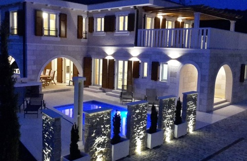 Sevid Villa | Luxury villa by the sea, private pool, airport 30 min.12 pers. Sea view, garden