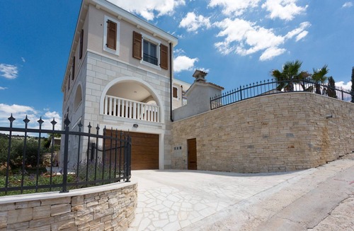Sevid Villa | Luxury villa by the sea, private pool, airport 30 min.12 pers. Sea view, garden