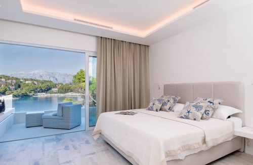 Sumartin Villa | Luxury villa directly on the beach, sun loungers, kayak, sauna, infinity pool