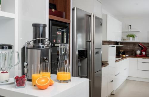 Stanici Villa | Luxury Villa Happiness Private Pool, Jacuzzi, Sauna & Gym Near the Beach