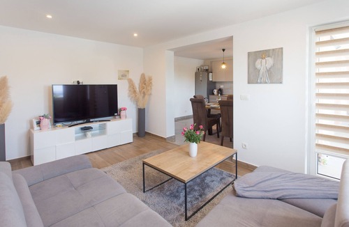 Kastel Stari Villa | Luxury Villa near Split – Heated Pool, Sea View, Outdoor TV, Football Field