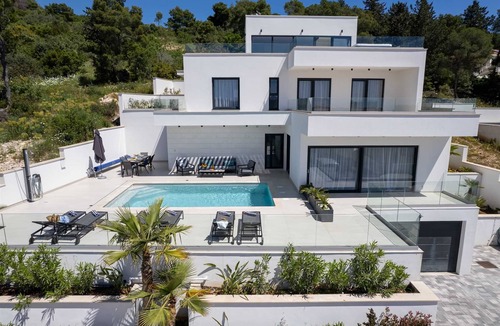 Trogir Villa | Luxury Villa Oasis with pool and jacuzzi near beach