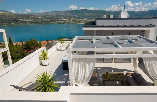 Mastrinka Villa | Luxury Villa Sun Stone heated pool & whirlpool