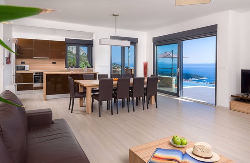 Veliko Brdo House | Luxury Villa View Makarska, private heated infinity pool, Jacuzzi, Gym,BBQ.