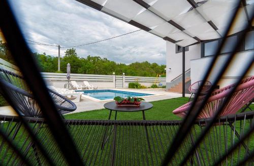 Klis Apartment | Luxury with gallery, heated pool only for you-KLIS CRO