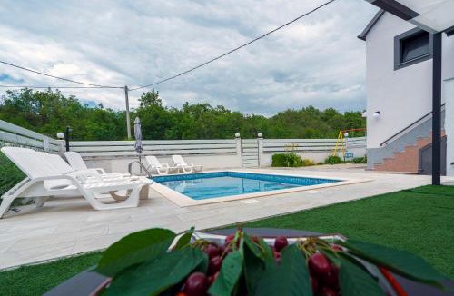 Klis Apartment | Luxury with gallery, heated pool only for you-KLIS CRO