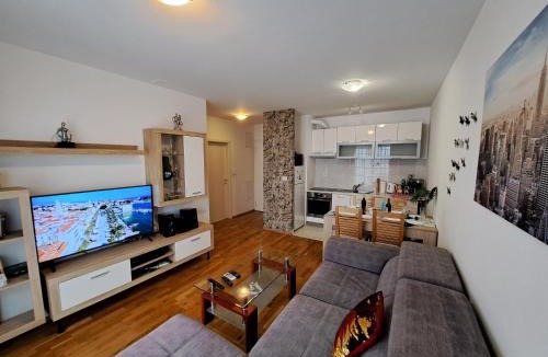 Mejasi Apartment | Mariposa, apartment with balcony, private parking in the garage, Near the biggest shopping center Mall of Split
