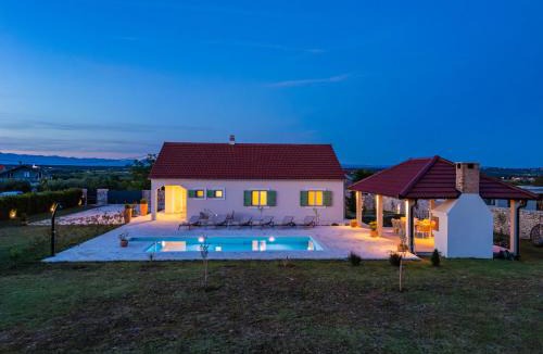 Donje Rastane Villa | Mariseta Heritage - Holiday Home with pool and jacuzzi NEW