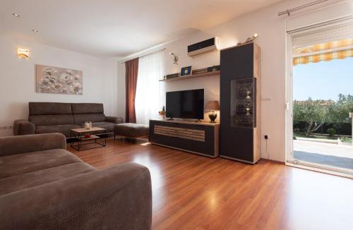 Kastel Sucurac Apartment | Mary - Apartment with private pool & garden
