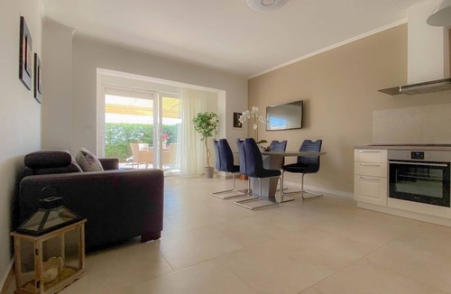 Dajla Apartment | Mediterranean flat with private terrace, sun loungers, private car park, WiFi