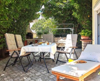 Businci Apartment | Mediterranean Garden Retreat