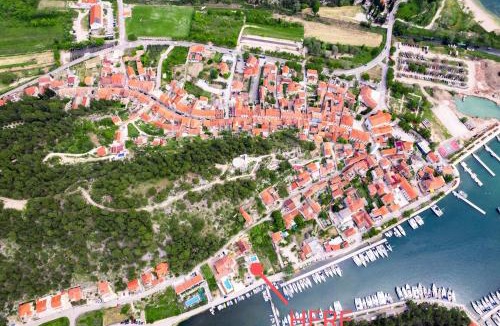 Skradin Apartment | Mila and Jurija Formenti 2 apartments in heart of nautic marina, with heated swimming pool May till October, bikes, Sup, kajak, free parking in our garden