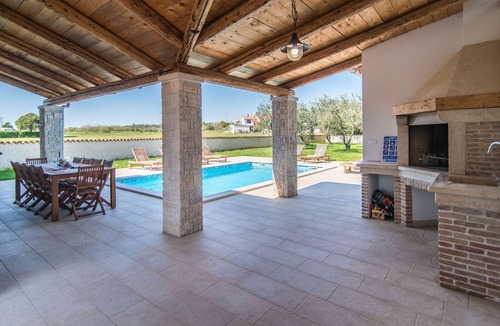 Pomer Cabin | Minimalistically decorated villa Pomer with private pool and fenced yard