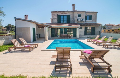 Pomer Cabin | Minimalistically decorated villa Pomer with private pool and fenced yard