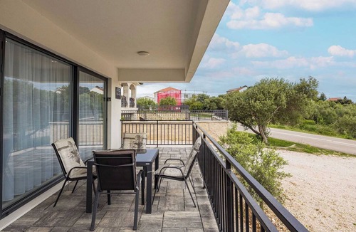 Banjol Apartment | Modern apartment, 300m from the beach