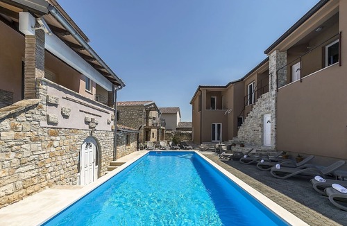 Tar Other | Modern apartment Noa I in Villa Valtrazza with shared Pool on the First floor