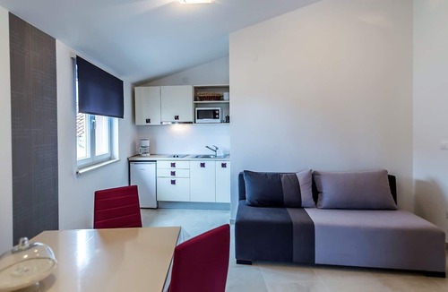 Tar Other | Modern apartment Noa I in Villa Valtrazza with shared Pool on the First floor