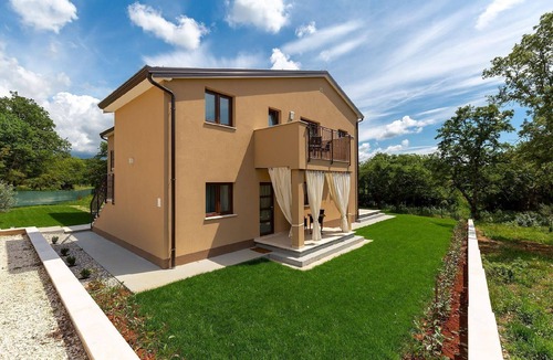 Mugeba Apartment | Modern apartment with a balcony and a shared garden, by the edge of the forest