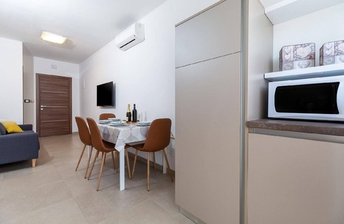 Mugeba Apartment | Modern apartment with a balcony and a shared garden, by the edge of the forest