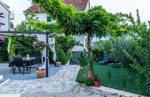Brodarica Apartment | Modern apartment with an outdoor jacuzzi