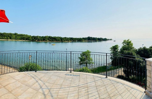 Lovrecica Apartment | Modern apartment with beautiful roof terrace