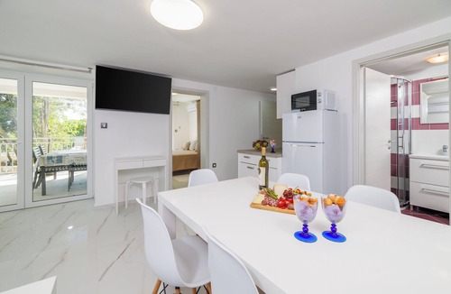 Kras Apartment | Modern apartment with pool and terrace on the island of Krk