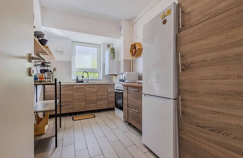 Brasov Apartment | Modern Apt - Free Parking - Fast WiFi - Near Centre