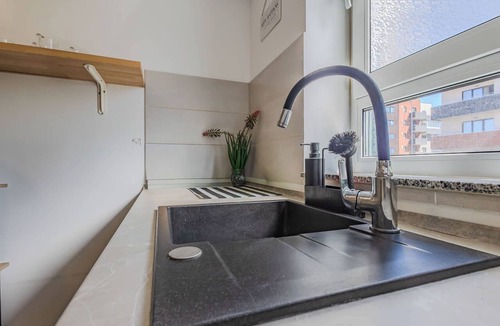 Brasov Apartment | Modern Apt - Free Parking - Fast WiFi - Near Centre