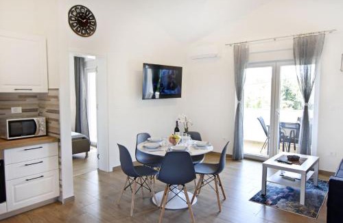Cepljani Apartment | Modern holiday home with shared pool