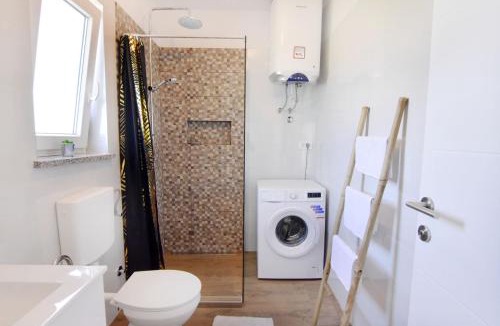 Cepljani Apartment | Modern holiday home with shared pool