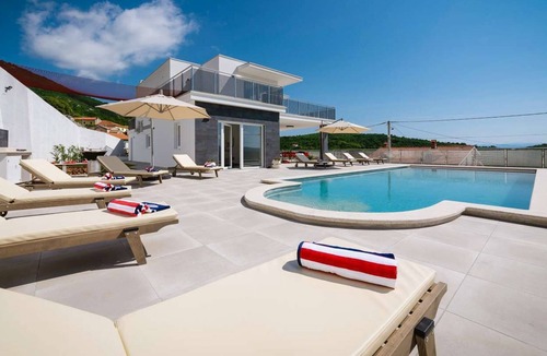 Martina Villa | Modern house for 12 people near a pebble beach, sea view